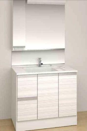 Wash basin, toilet. Complete image