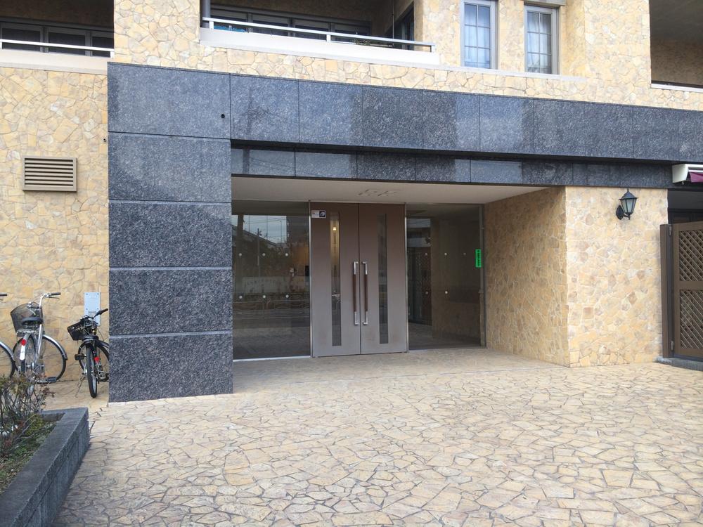 Entrance. Common areas