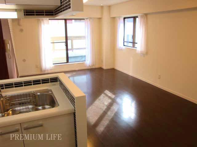 Living. «Living» Very bright living room of the three-sided lighting.