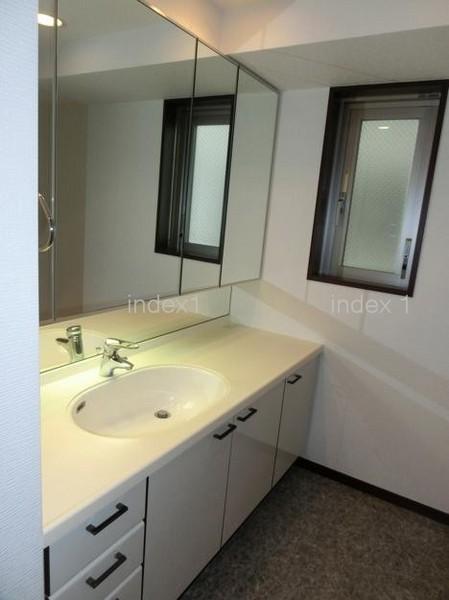 Wash basin, toilet. Spacious and bright basin space ☆