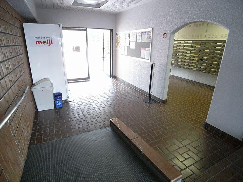 Other common areas. Sunny bright lobby, It is high crime prevention.