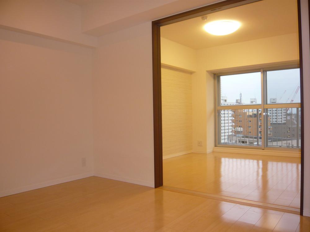 Living. Further sense of openness will increase when you open the partition!