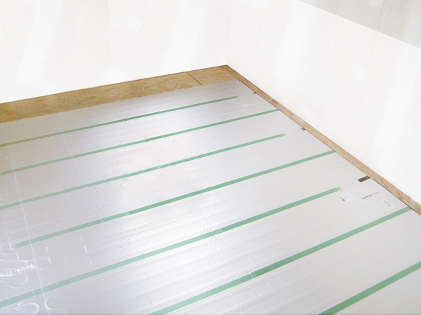 Living.  [Electric floor heating] While air is also clean, Us warm from the feet. Because it does not cause the wind does not have that skin with warm air to dry. (Same specifications)