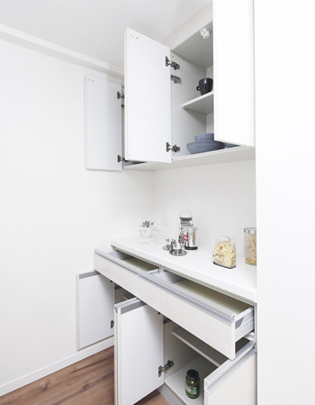 Kitchen.  [Cupboard (except for some)] Installing a kitchen and coordinated cupboard. It combines a wealth of storage capacity and design.