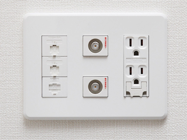 Other.  [Multi-media outlet] Power outlets, phone ・ TV outlet ・ A multi-media outlet in which the LAN collectively, Installed in each room. (Same specifications)