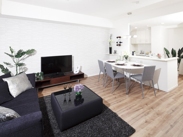 Room and equipment. Living space to be able to live calmly is, Natural design that incorporates the warmth and elegance. Pull out the personality of the lifestyle, Feel a connection than anywhere else, We have prepared the space of family gatherings. (Which was taken the model room D-type in March 2013, And a part paid option. furniture ・ Furniture etc. are not included in the sale price)