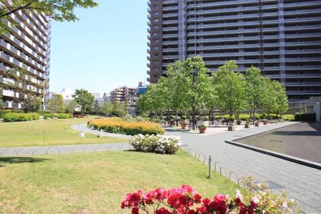 Other common areas. The courtyard of the security of approximately 7600 sq m