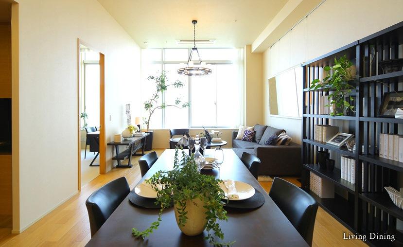 Living. Ceiling height is set to a height that is about 3300mm and clear of living. In addition living ・ Overhang dining and some of the living room to the outside, Adopts the extended the sash-to-ceiling near the "Sky High window".