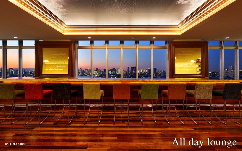 Other common areas. Long bar counter of about 8m. To both sides, Art such as the wooden frame of gold mirror is also plenty incorporates space.