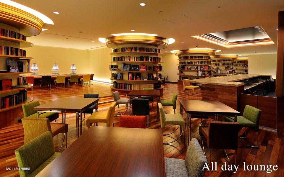 Other common areas. Large circular pillar of the bookshelf to prepare the old books and art books, It was equipped with such perfect 4-seater table in socializing with family and friends.