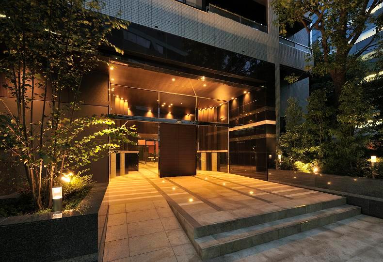 Entrance. Entrance appearance (night)