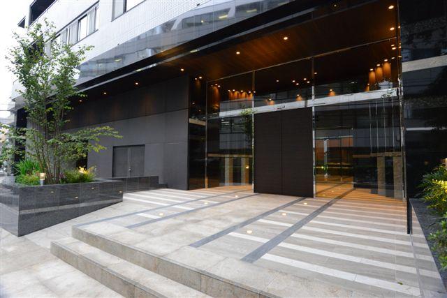 Entrance. Entrance appearance (noon)