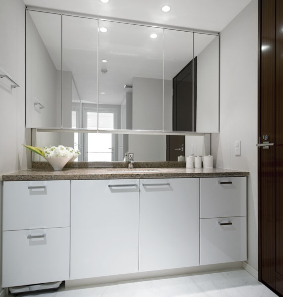 Bathing-wash room.  [Vanity with a convenient three-sided mirror every morning grooming] The wide mirror was adopted vanity triple mirror type that was placed in the center.  ※ S ・ P only.