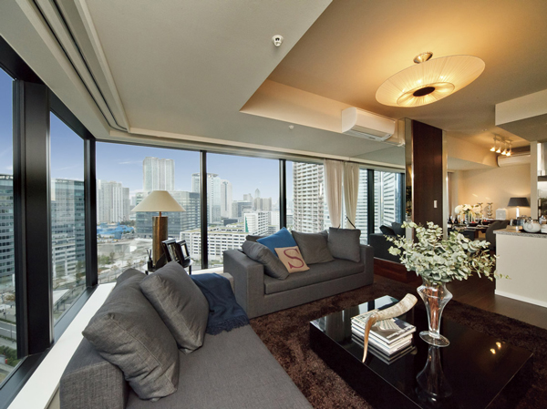 Living.  [living ・ dining] living ・ Dining windows and one glass wall of the from near the floor-to-ceiling just before, Achieve a thrilling view by not dare provided with a balcony on the outside. (Building in the model room · N-90F type. 16 floor shooting in November 2010. View, etc. rank ・ It varies by each dwelling unit, The environment ・ View might change in the future. Optional specifications are not included in the price)