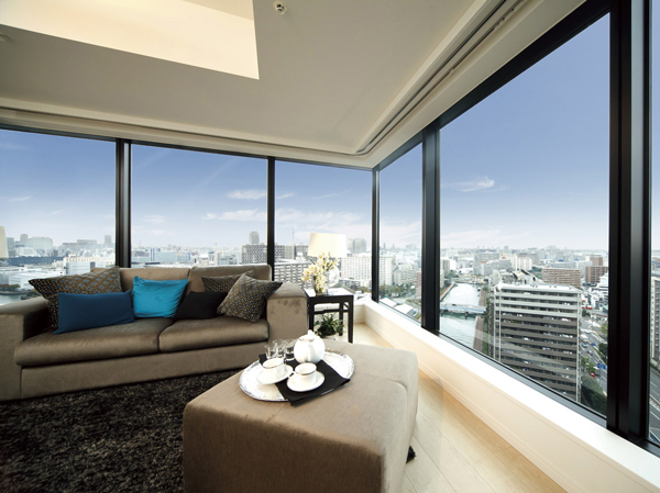 Living.  [Dynamic panorama window] Glass wall rising from the floor-to-ceiling near, It spreads direct Skyview full of excitement. (Building in the model room · S-80C type. November 2010 shooting at the 17th floor. View, etc. rank ・ It varies by each dwelling unit, The environment ・ View might change in the future. Optional specifications are not included in the sale price)