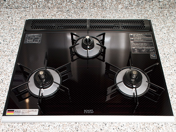 Kitchen.  [Gas stove] The top plate of glass top, Both beauty and durability. It is loved all over the world, Germany ・ Adopt a shot manufactured by heat-resistant ceramic glass top plate. Not only beautiful, Strongly to heat and shock, Difficult dirty luck, It is easy to clean.  ※ Photo Model Room S-80Hm type ・ N-150TH type, Option specifications, etc. are not included in the price  ※ S: Superior Grade, P: Premium grade, T: Top Grade