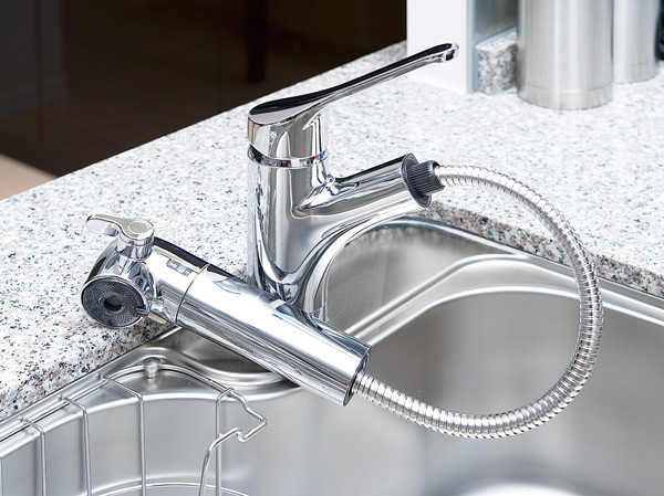 Kitchen.  [Water purification cartridge built-in single-lever shower faucet of] The amount of water in the lever operation one, Installing the temperature adjustable single-lever faucet. Since the pull out the shower head, It is also useful, such as sink cleaning. Also, You can use the "delicious water" has a built-in water purification cartridge.  ※ The size of the sink depends on the type.  ※ S ・ There are two types in the P and T.