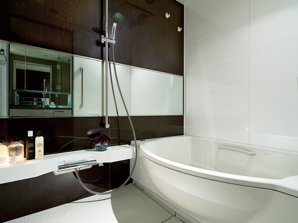 Bathing-wash room.  [Wide soaking bathtubs spend the bathing time and spacious] Children and a wide-type tub that can be leisurely bathing two people. Washing place side of the overhang round shape is enjoyed as a bench of the sitz bath, Heals tired of the day.  ※ S ・ P only. T will be oval tub.