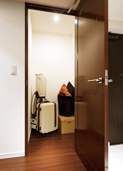 Receipt.  [Closet that can be stored large] Sports such as golf bags and skis ・ From outdoor goods, Until the season of life supplies, Also it can be stored large volume.  ※ Except for some residential units
