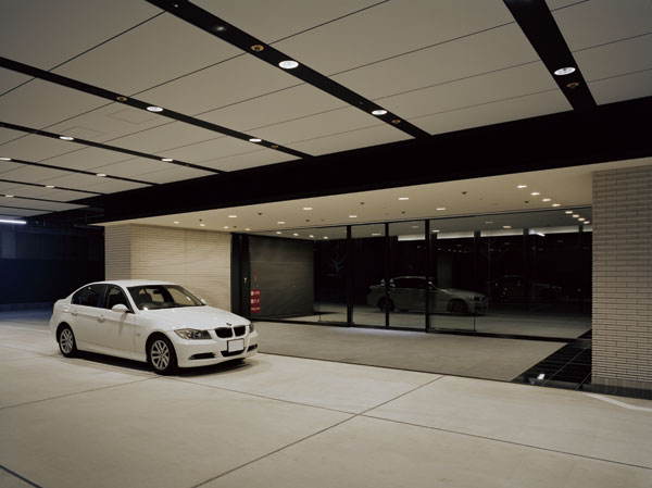 Features of the building.  [coach ・ entrance] Car dedicated coach of your tenants ・ Entrance and, Limousine ・ Installation and driveway for taxis getting on and off individually. Not only the separation of pedestrian and car, By carving a path of private cars and commercial vehicles, Ya safety, Not only human scale of the scene as viewed from the pedestrian, Your tenants to become your car to use, Also with consideration to the quality of life scene for the guest of everyone. (March 2009 shooting)