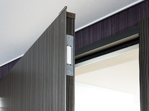 Security.  [Security sensors in alarm inform the intrusion] Set up a crime prevention sensor to the front door and a 48-floor of the opening and closing sash and the 47th floor of the opening and closing sash of S-140TK and N-130TB and N-140TC. Entrance door while security set, When the window is opened, Sensor reacts, It will sound the alarm in the dwelling units within the intercom master unit and the Genkanshi machine. (Same specifications)