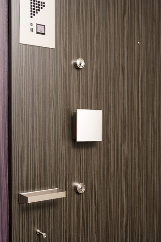 Security.  [Double lock to enhance crime prevention in the double lock ] Order to enhance crime prevention, Entrance door has a double lock specification that can be locked in the up and down two places. Because it takes also time trying to unlock illegally, It has been with the attempted rate of crime increases. (Same specifications)