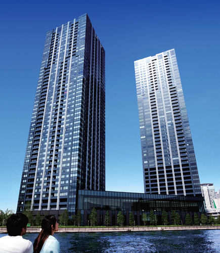 Features of the building.  [48-storey 1063 House of the Twin Towers] It was born in a 4-minute walk from Tokyo Metro Yurakucho Line "Toyosu" station <City Towers Toyosu The ・ Twin> is, Twin towers of 48-storey towering along the Toyosu canal. And framework that stand on tiptoe to the vertical direction, Glass wall is to show the beauty of the sophisticated sparkling, It boasts an overwhelming sense of scale. (Toyosu canal opposite shore from the July 2009 shooting of about 100m from local)