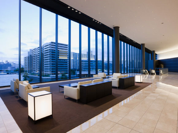 Shared facilities.  [Grand Lobby] Grand lobby overlooking the glass wall over Toyosu canal is about height 6.5m, Width up to about 84m, Magnificent Yingbin space thing about 1000 sq m. "Concierge Service" (partial toll), "24-hour manned management", It is also introduced, such as "24-hour garbage station". (April 2009 shooting)