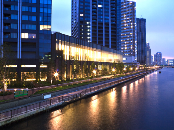 Features of the building.  [Canal Walk] You can feel the joy to live in the waterside, Promenade of sea breeze. Light up from dusk Produce a fantastic scene. (August 2009 shooting)