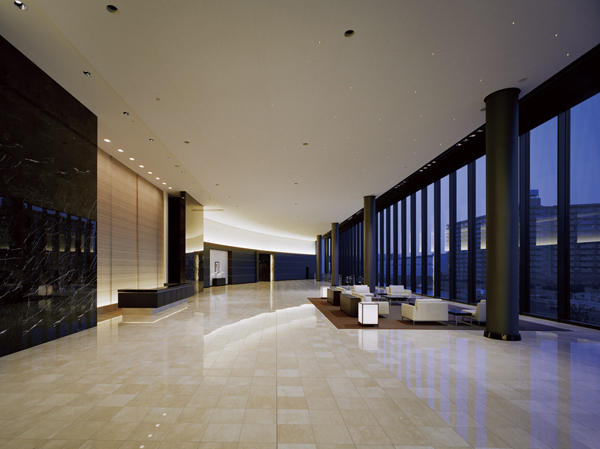 Buildings and facilities. Grand lobby overlooking the glass wall over Toyosu canal is about height 6.5m, Width up to about 84m, Magnificent Yingbin space thing about 1000 sq m. "Concierge Service" (partial toll), "24-hour manned security.", Also enhance "24 hours garbage station" life of service, such as. Us to support a comfortable new life. (April 2009 shooting)