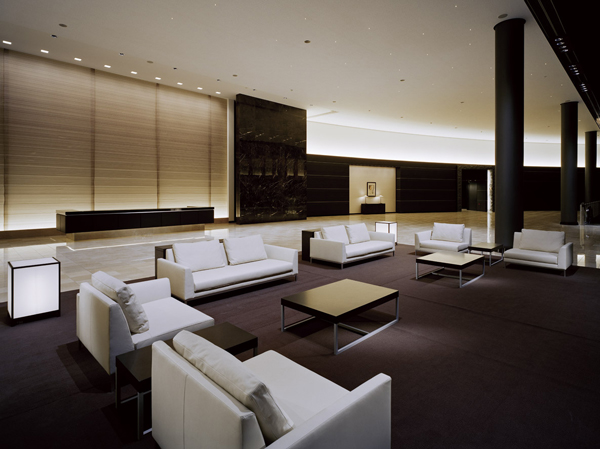 Buildings and facilities. Concierge counter and lounge in the "Grand Lobby". Scale feeling and sense of quality of about fall into the illusion as to stay at the luxury hotel is a must-see. (April 2009 shooting)