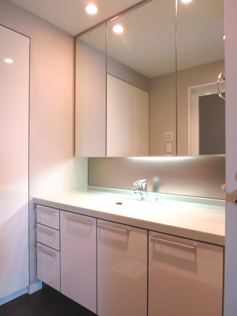 Wash basin, toilet. Local (11 May 2013) Shooting