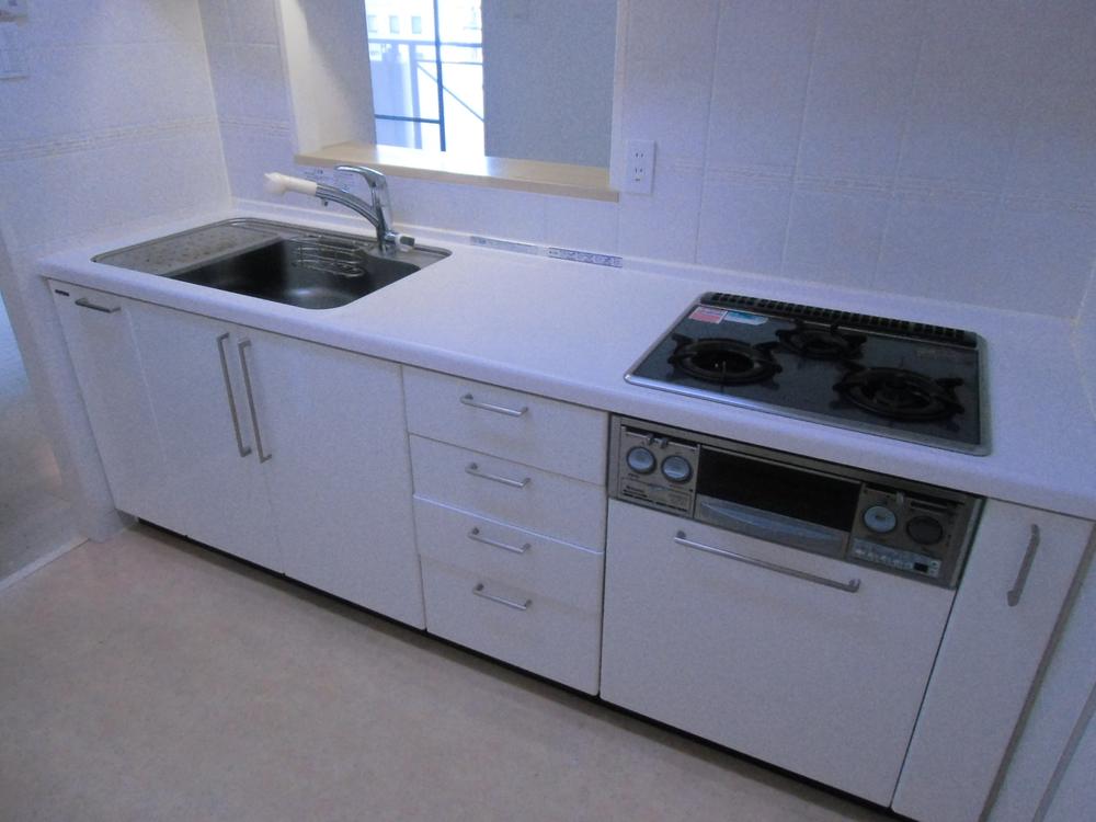 Kitchen. ■ Face-to-face counter kitchen Local (10 May 2013) Shooting