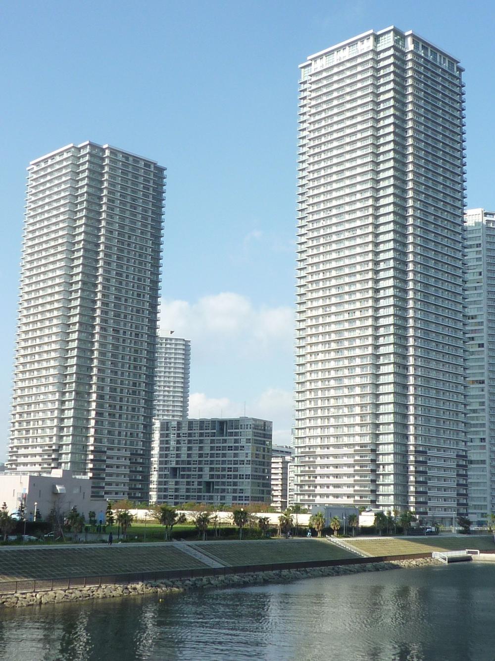 Local appearance photo. Local (11 May 2013) Shooting Development was born in Shinonome area to advance "Mitsubishi Estate" large-scale Tower Residence of sale. You'll be to your satisfaction surely to approach from missing the presence of mind entrance to your room.