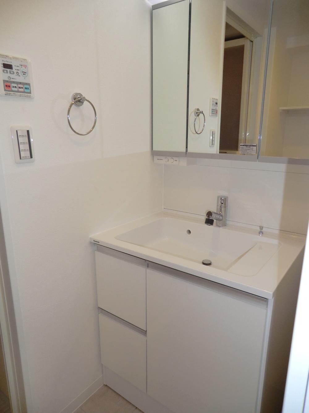 Wash basin, toilet. Indoor (12 May 2013) Shooting