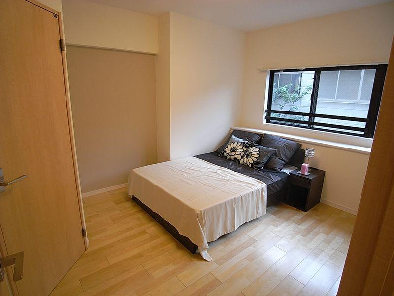 Other. Western-style 6.2 Pledge bedroom with a bed, Right next to the living room.