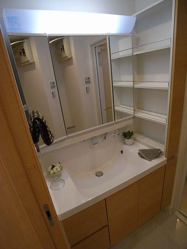 Other. Independent wash basin mirror and easy-to-use large