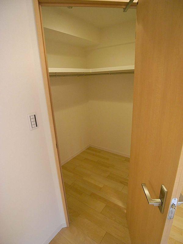 Receipt. Convenient walk-in closet in the housing