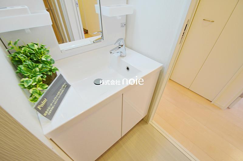 Wash basin, toilet. ~ In fact, please check ~