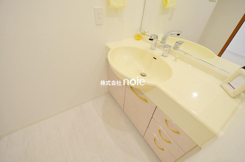 Wash basin, toilet. ~ In fact, please check ~