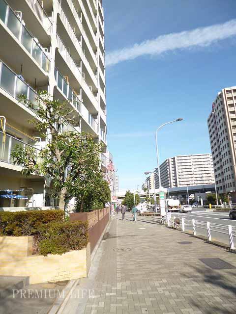 Other local.  [Mansion around] It is facing the wide sidewalks paved width.