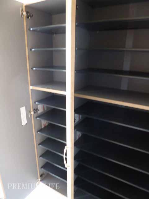 Receipt.  [Shoe box] Installing a large capacity of the shoe box. Shelf also corresponding to various sizes of shoes at the movable!