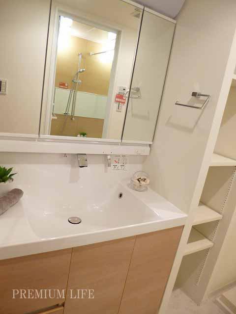 Wash basin, toilet.  [Bathroom vanity] Vanity with cleanliness in the new exchange already.