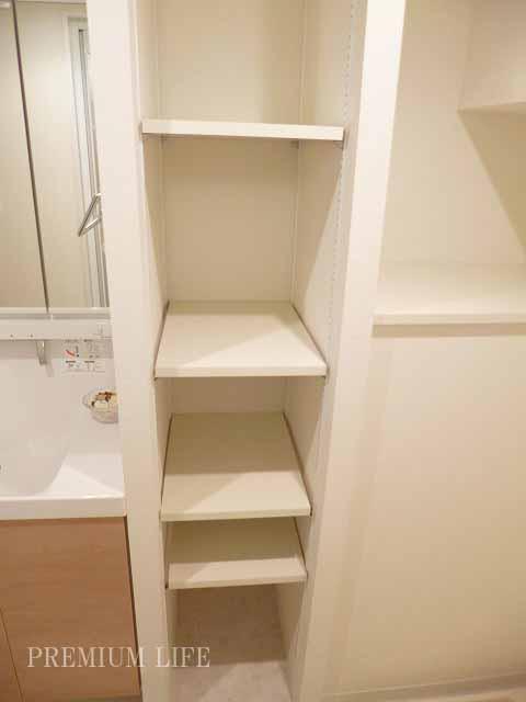 Wash basin, toilet.  [Storage rack] In sanitary space, Set up a convenient shelf to place the equipment and change of clothes, such as detergent.