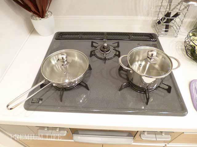 Kitchen.  [kitchen] Caring Easy gas stove glass top is easy to fall dirty