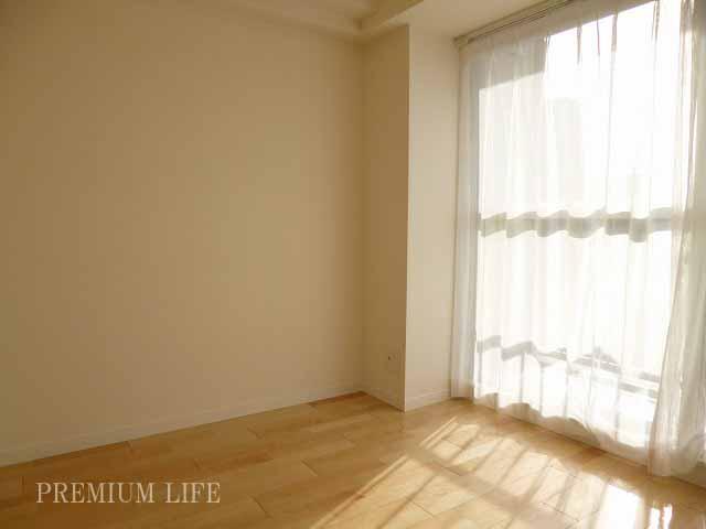 Non-living room.  [Western style room] It spreads bright light and refreshing breeze in the room of the south-facing.