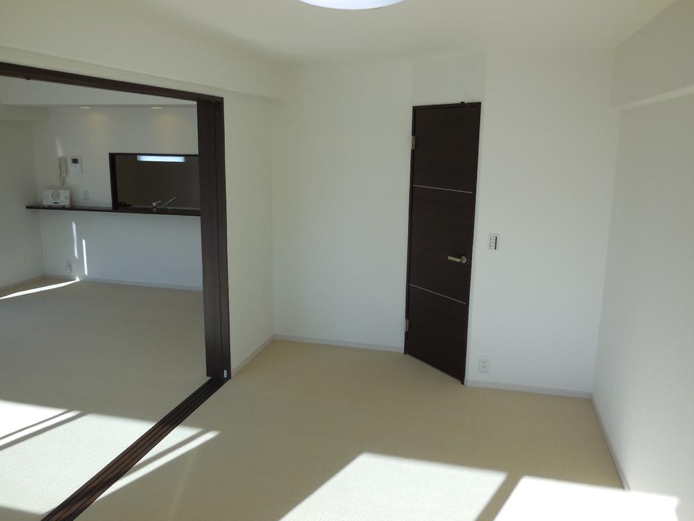 Non-living room. It opens the Western-style of the door between the LDK and the continued, What it will spread a large space of 24 quires