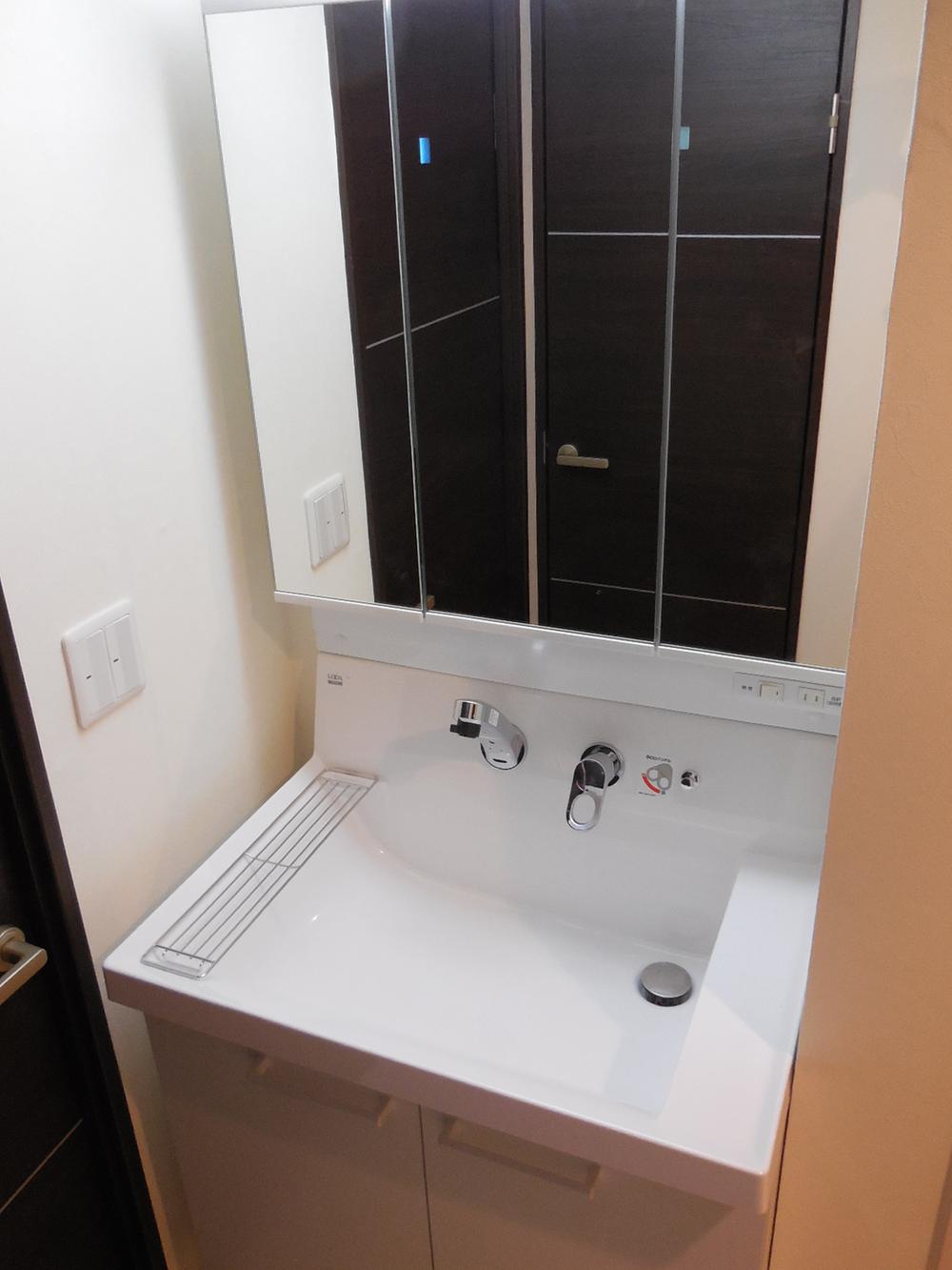 Wash basin, toilet. Three-sided mirror ・ It is vanity shower faucet type