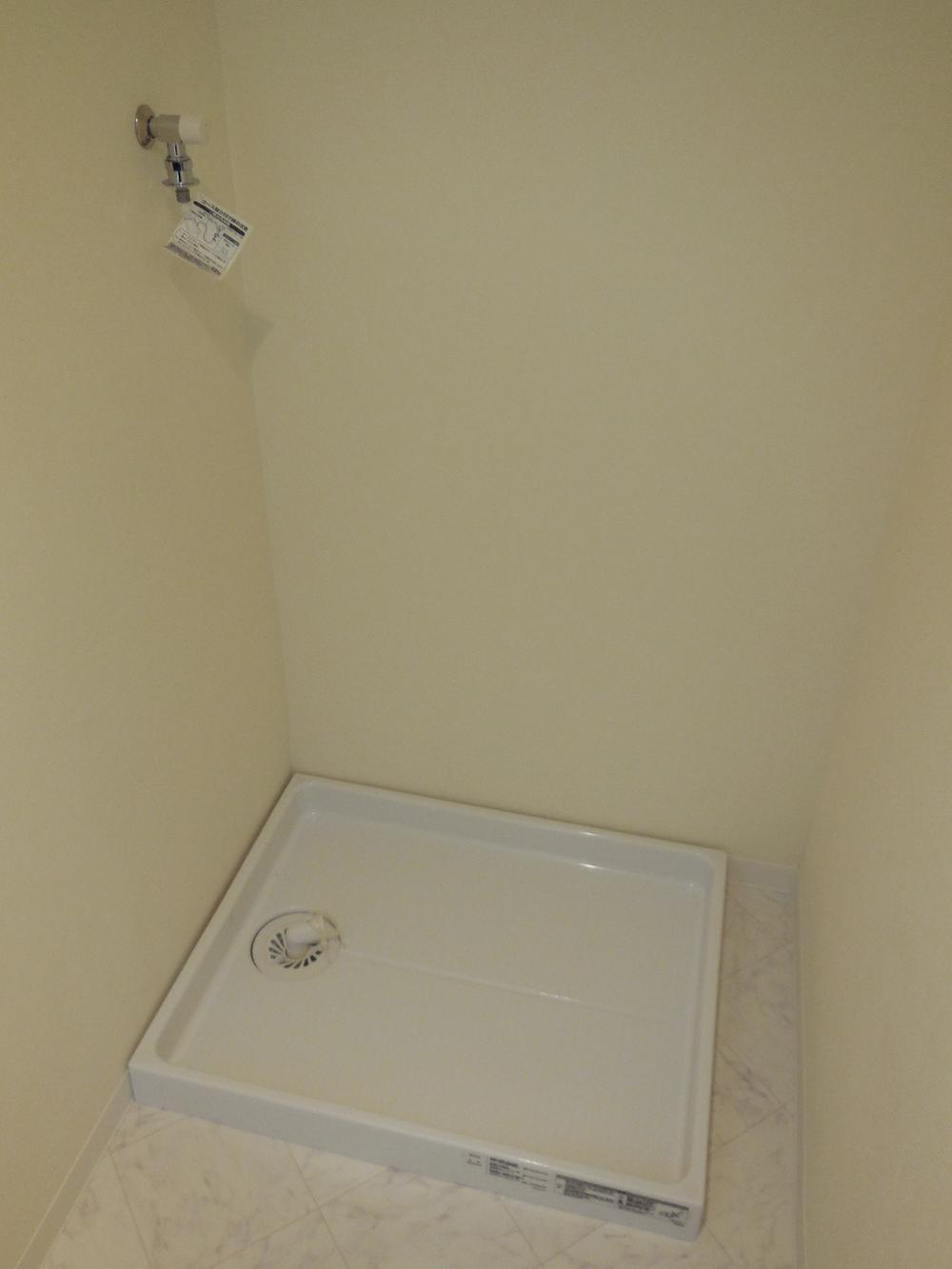 Wash basin, toilet. Waterproof bread is also firmly marked with Laundry Area