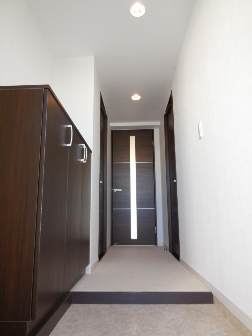 Entrance. Dare use the front door storage of low type, It produces a sense of openness of the entrance